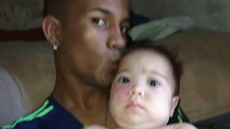 Zidan Batista Álvarez, junto a su hijo, en una imagen publicada por su padre, Yosvany. (Facebook/Yosvany Batista)