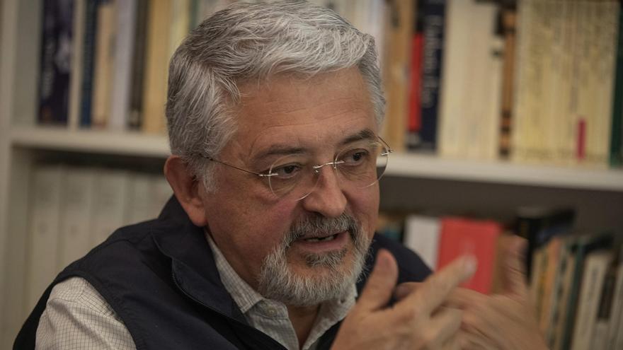 El académico mexicano Andrés Ordóñez habla durante una entrevista con EFE, el 18 de mayo de 2023, en Ciudad de México. (EFE/Isaac Esquivel)