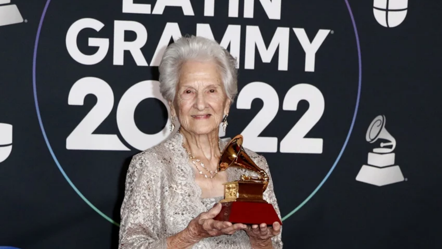 Ángela Álvarez hizo historia este jueves al alzarse con el premio a nueva artista a sus 95 años. (EFE)