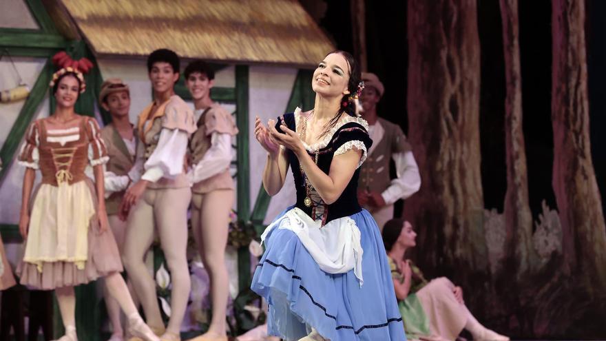 La primera bailarina y directora del BNC, Viengsay Valdés, en el rol principal del ballet clásico 'Giselle'. (EFE/Ernesto Mastrascusa)