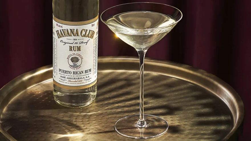 Bacardí presentó nuevos cócteles que tienen como ingrediente fundamental el "Añejo Blanco Rum: Original 86 Proof", uno de ellos denominado 'The Alina'. (EFE)