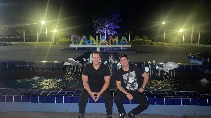 El dúo Buena Fe este lunes en Panamá, donde participarán en varias actividades. (Buena Fe)