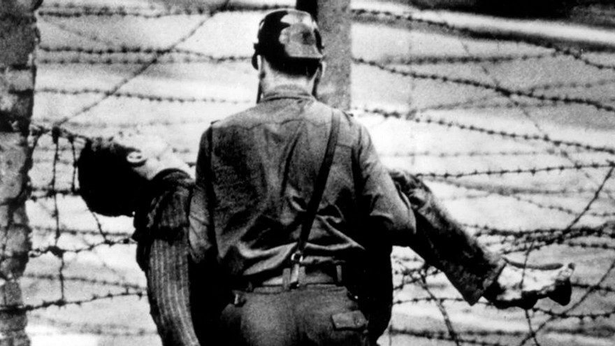 Cadáver de Peter Fechter, asesinado el 17 de agosto de 1962 cuando intentaba pasar el Muro de Berlín hacia la parte occidental. (Captura)