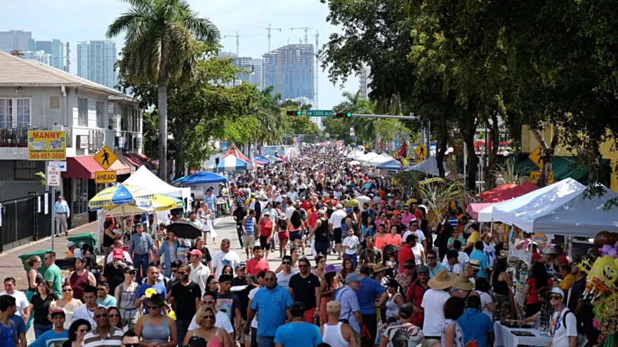 La Calle Ocho de la Pequeña Habana (Miami), durante el carnaval de esta ciudad. (EFE)