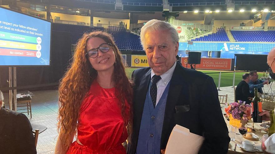 La periodista independiente cubana Carla Colomé y el escritor Mario Vargas Llosa. (Facebook/Carla Colomé)