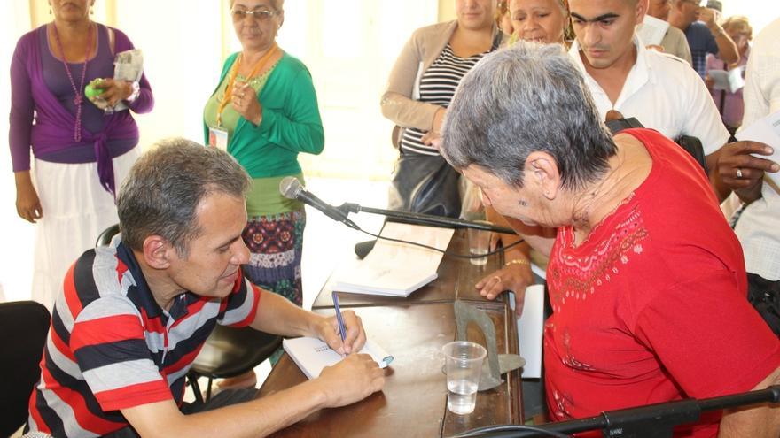 Muchos asistentes, que llenaron la Sala Caturla de la Biblioteca Martí, se llevaron firmado su ejemplar de la biografía del pelotero. (Héctor Darío Reyes)