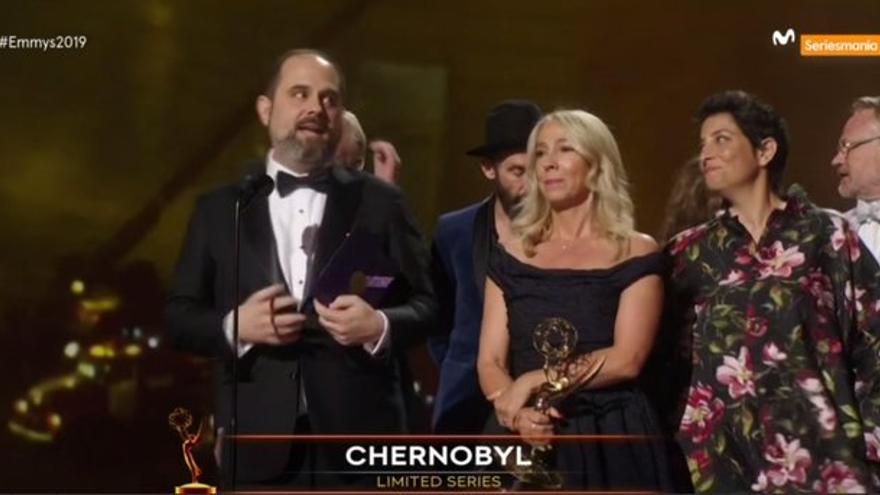 El equipo de 'Chernobyl' recoge el galardón a mejor serie limitada. (MovistarSeries/Captura)