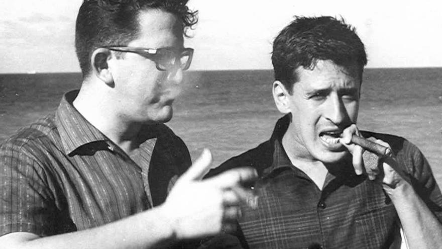 El periodista salvadoreño Roque Dalton junto al poeta cubano Heberto Padilla (a la izquierda) en La Habana en 1966. (Wikimedia)