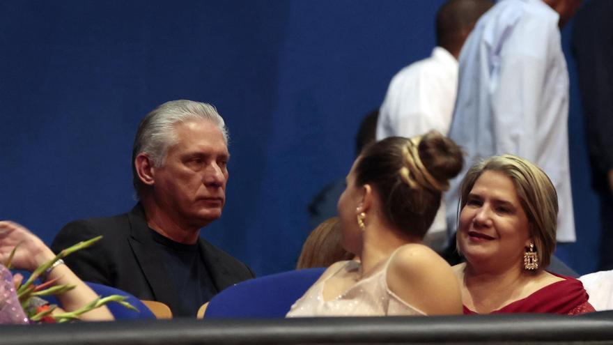 El mandatario Miguel Díaz-Canel junto a su esposa, Lis Cuesta, en la presentación de 'Giselle' hoy en La Habana. (EFE/Ernesto Mastrascusa)