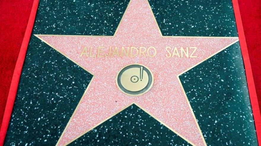 Estrella del cantante español Alejandro Sanz desvelada este viernes frente al edificio de Capitol Records en el Paseo de la Fama de Hollywood, California. (EFE/Armando Arorizo)