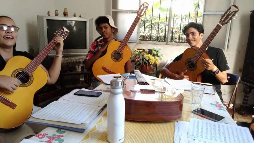 Fotografía cedida por Gibson donde aparecen unos estudiantes de composición de canciones de la Escuela Nacional de Arte de Cuba. (EFE/Gibson)