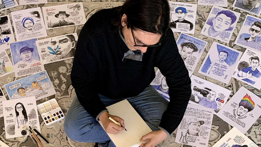 El dibujante nicaragüense Pedro X. Molina, rodeado de las caricaturas de víctimas reprimidas por el Gobierno de Daniel Ortega y Rosario Murillo. (Confindencial)