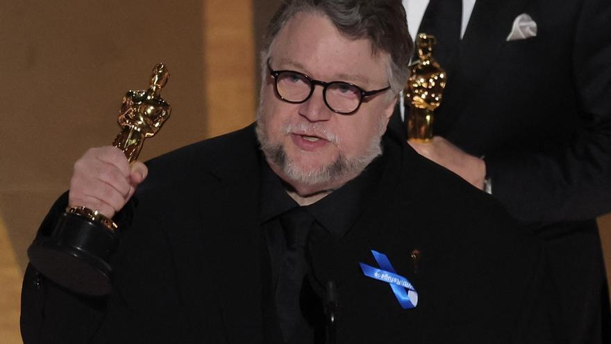 Guillermo del Toro recogió su tercer Oscar anoche por 'Pinocho'. (EFE)