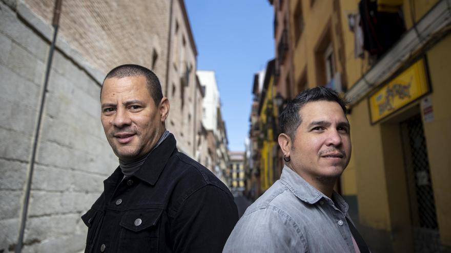 Israel Rojas (i) y Yoel Martínez (d), componentes del dúo Buena Fe, durante su entrevista con EFE en Madrid. (EFE/Daniel González)