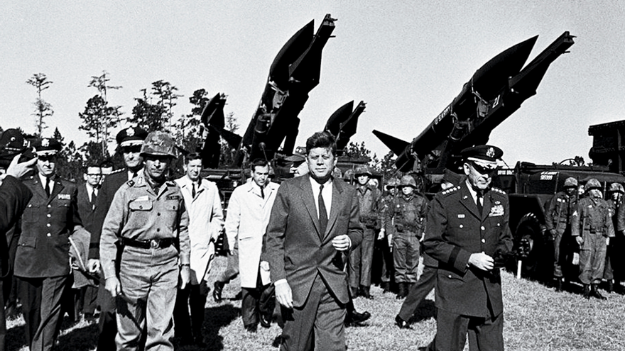Kennedy visita una base militar durante la Crisis de los Misiles, en 1962. (Biblioteca JFK)
