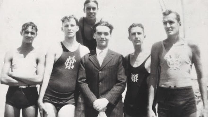 Lorca con nadadores del Yacht Club de la Habana en 1930. (Archivo Fundación Federico García Lorca / Centro FGL Granada)