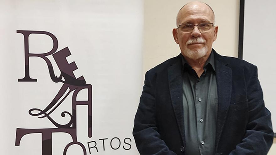 El escritor cubano Luis Manuel García Méndez recibió el viernes el galardón del XXIV Certamen de Relato Corto “Tierra de Monegros”. (Facebook) 