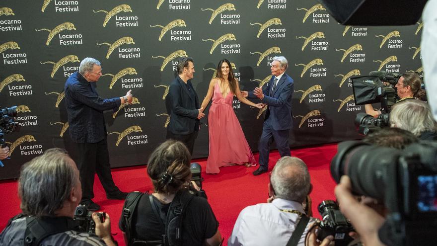 Los actores Matt Dillon y Roberta Mastromichele junto al presidente del Festival de Cine, Marco Solari, en la alfombra roja de Locarno, Suiza. (EFE/EPA/Urs Flueeler)