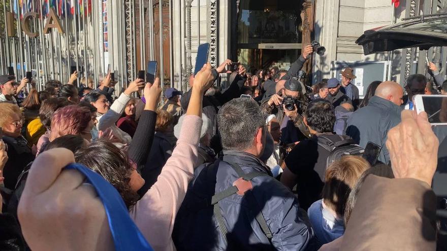 Momento en que sacan el féretro de Pablo Milanés por la entrada principal de Casa de América, en Madrid. (14ymedio)
