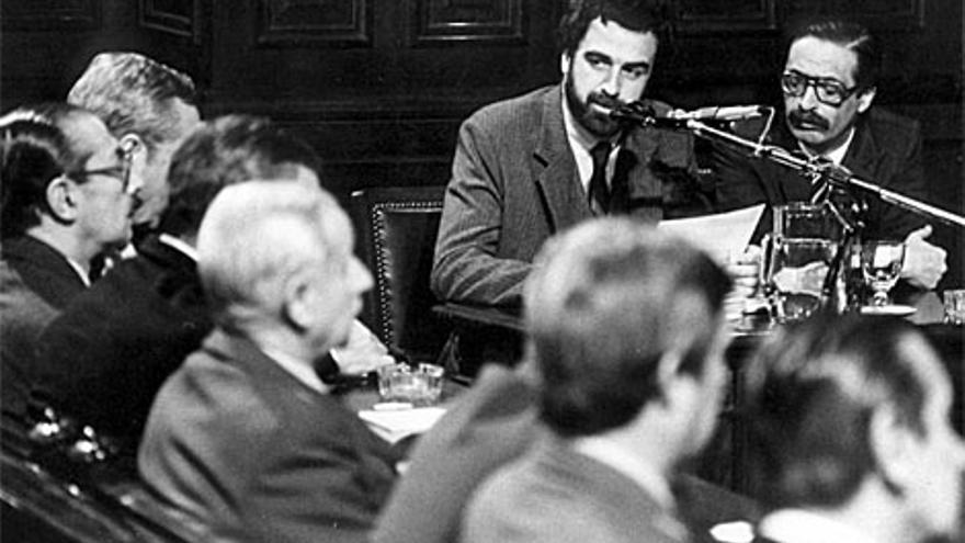 Moreno Ocampo y Strassera durante el Juicio a las Juntas de la dictadura argentina. (Archivo/ EFE)