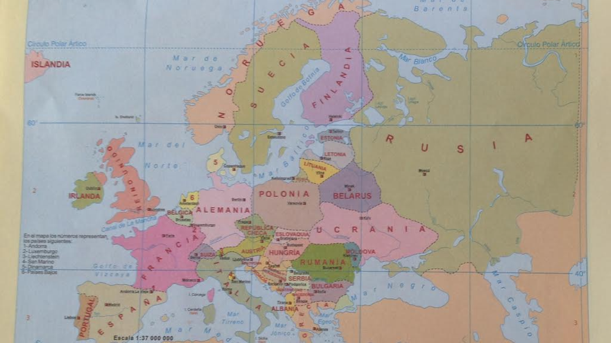 Página 17 del 'Atlas geográfico escolar', donde Crimea es parte de la Rusia. (14ymedio)