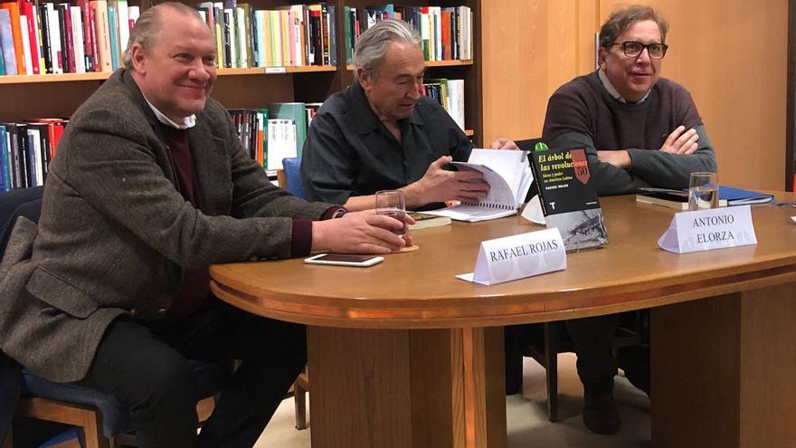 El historiador cubano-mexicano Rafael Rojas, junto a Antonio Elorza y Ricardo Cayuela Gally, en la presentación de su libro 'El árbol de las revoluciones', este jueves en Madrid. (14ymedio)