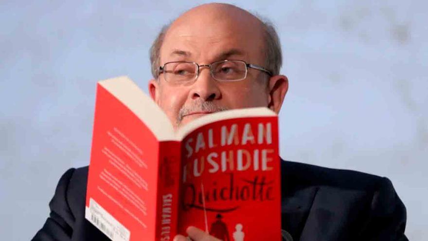 Salman Rushdie, con respiración asistida y heridas muy graves, lucha por su vida tras ser apuñalado el viernes en Nueva York. (EFE)