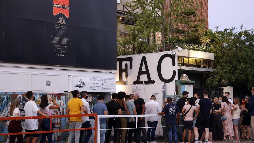 Varias personas hacen fila para entrar al centro cultural Fabrica de Arte Cubano (FAC) durante su reapertura. (EFE)