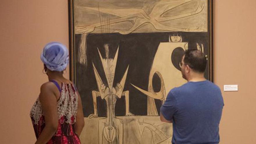 Visitantes observan obras del cubano Wifredo Lam (1902-1982) parte de la exposición Indivisible como homenaje por el 120 aniversario de su natalicio. (EFE)