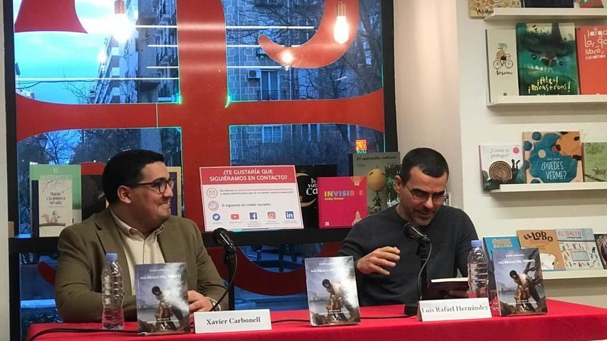 El escritor Xavier Carbonell y el editor Luis Rafael Hernández, este martes, en la librería Juan Rulfo de Madrid. (14ymedio)