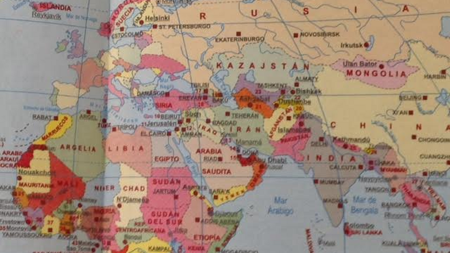El mapa en la página 6-7 del atlas, con una Crimea ucraniana. (14ymedio)