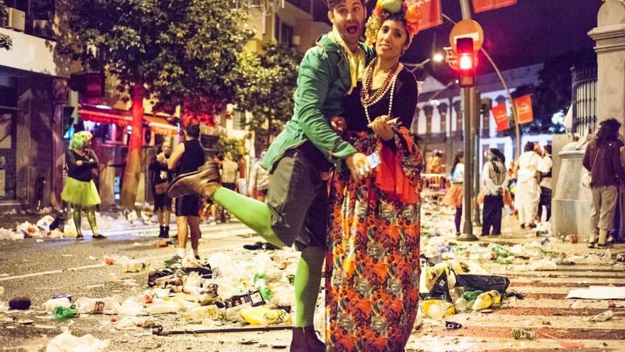 Una pareja posa para una fotografía entre los desperdicios del Carnaval. (Cortesía)