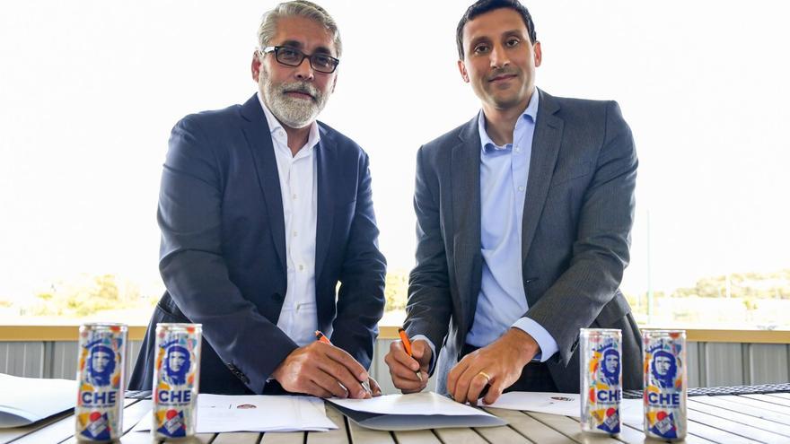 Alexis Ferreiro y Fabrice Bocquet en la firma del contrato por dos años que une al equipo con la marca de bebida energética. (FCL)