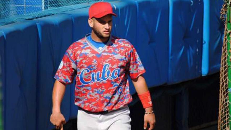 Alfredo Fadraga pasó cinco meses en la Isla tras ser sancionado por la Federación Cubana de Béisbol. (@francysromeroFR)