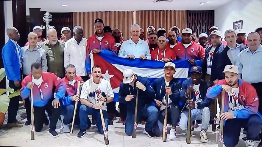 Captura de la transmisión en vivo por la televisión nacional cubana del recibimiento del equipo que participó en el Clásico Mundial de Béisbol. (14ymedio)