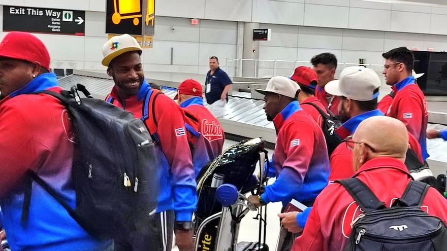 El equipo de Cuba a su llegada a Miami, donde enfrentará a EE UU o Venezuela. (Jit)
