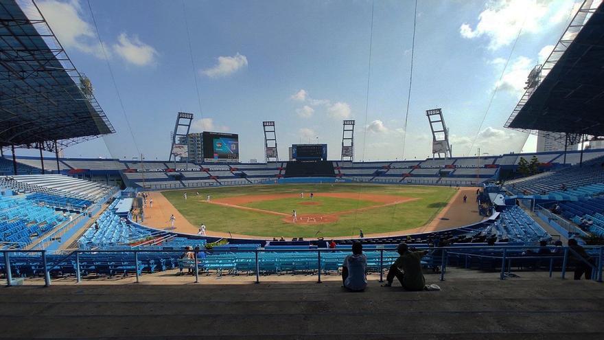 El Estadio Latinoamericano, en La Habana, casi vacío el miércoles es reflejo de la crisis en la que está la pelota cubana. (Facebook/Aliet Arzola Lima)