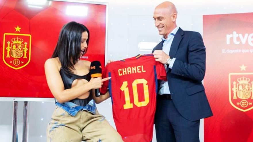 Chanel recibiendo del presidente de la Real Federación Española de Fútbol, Javier Rubiales, una camiseta de la selección de España. (Europa Press)