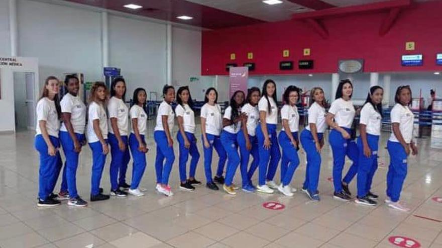 El equipo femenino cubano de hockey, que integraban Yadira Miclín Galbán, Marianela López y Daylin Suárez Pérez antes de abandonarlo en Barcelona. (Facebook/Francys Romero)