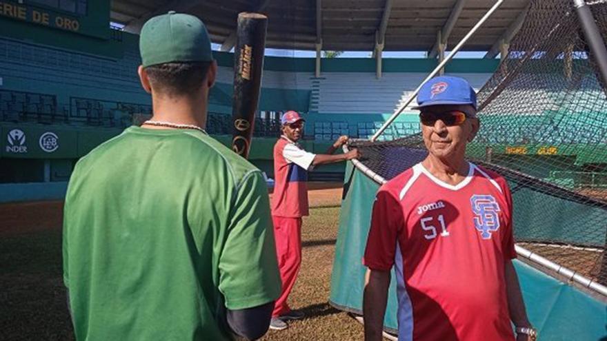 El entrenador Juan ‘Charles’ Díaz dice que los peloteros se van de la Isla, entre otras cosas, por no tener los problemas resueltos. (Cubadebate)