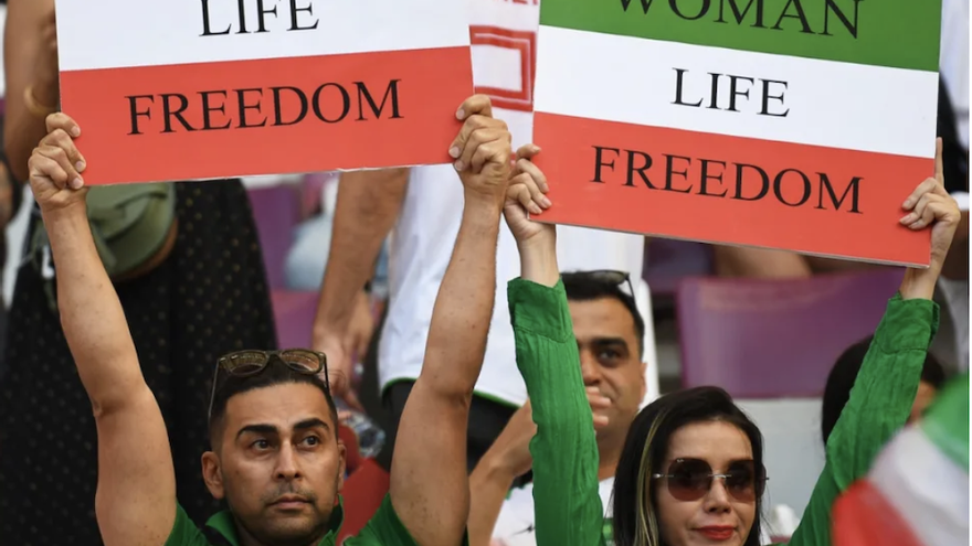  los aficionados iraníes presentes en el Khalifa International Stadium de Doha levantaron carteles en protesta por la situación de la mujer en su país. (EFE/EPA/Neil Hall)