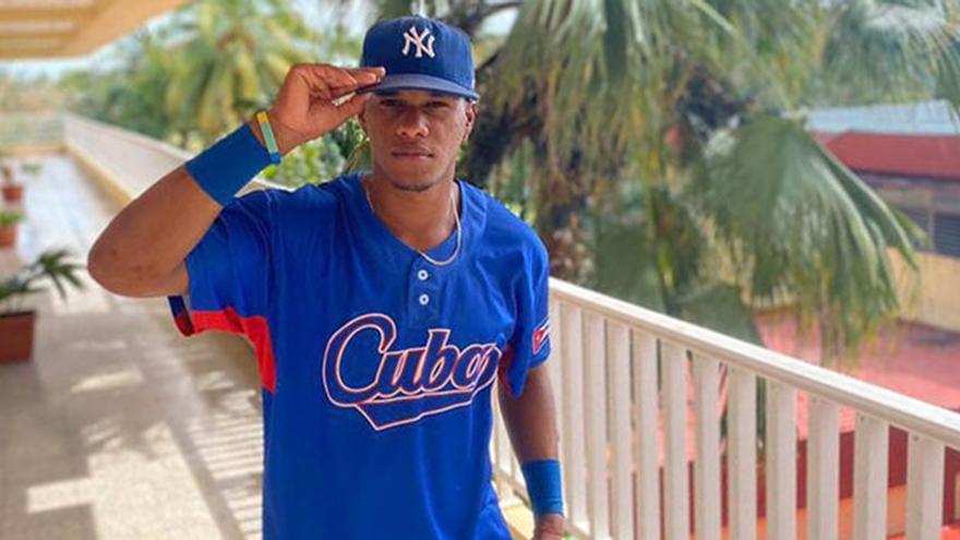 El pelotero cubano Roidel Rodríguez salió de la Isla con dirección a México, desde donde busca seguir su carrera deportiva. (Facebook)