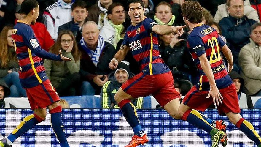 Luis Suárez (centro) celebra su gol con Neymar (izq.) y Sergi Roberto (der.). (Foto EFE)