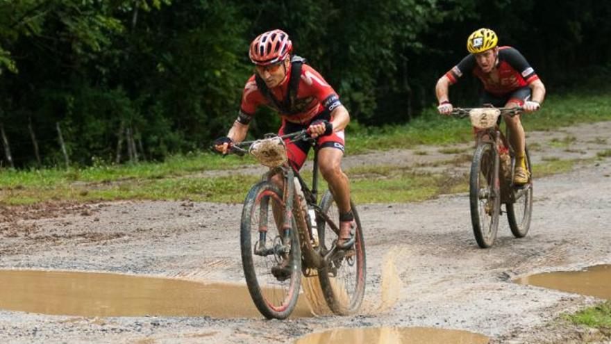 El fango cubrió durante toda la justa a las bicicletas, los competidores y también a quienes, a pesar de los charcos y la llovizna, observaron la competición desde cerca.