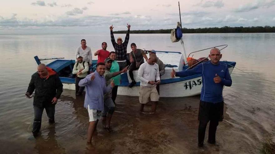 Abel Vlego Montano junto con otros 11 amigos abandonó la Isla y llegó a Cayos Marquesas. (Twitter/@daniel_malas)