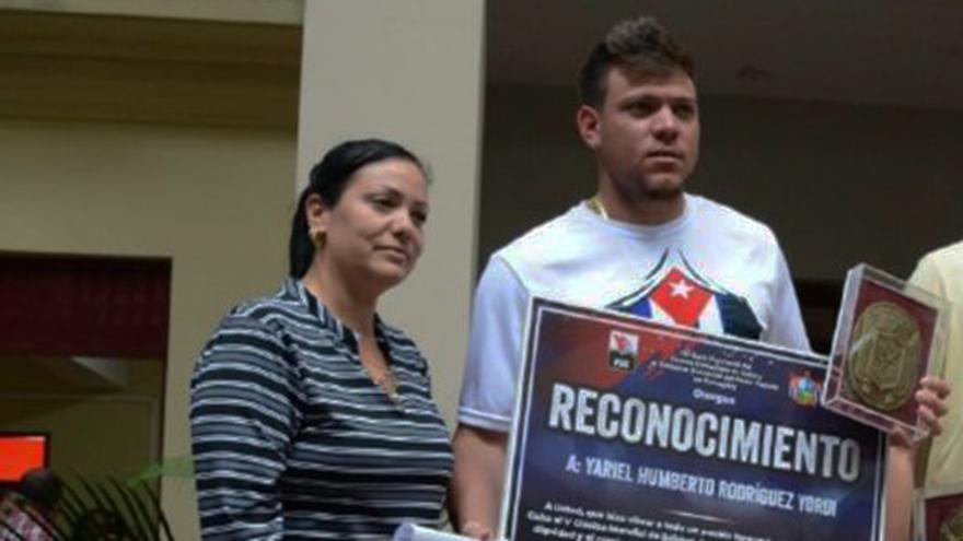 Yariel Rodríguez recién acababa de recibir el escudo de Camagüey y un reconocimiento del PCC. (Daniel Benitez)