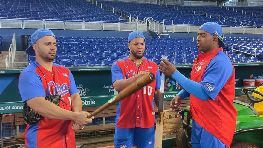 El pelotero cubano Yoenis Céspedes se sumó este sábado al entrenamiento en el LoanDepot Park de Miami. (Jit)
