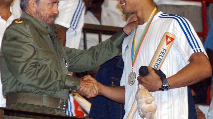 Yulieski Gurriel recibiendo un premio de manos de Fidel Castro en 2006. (Granma)