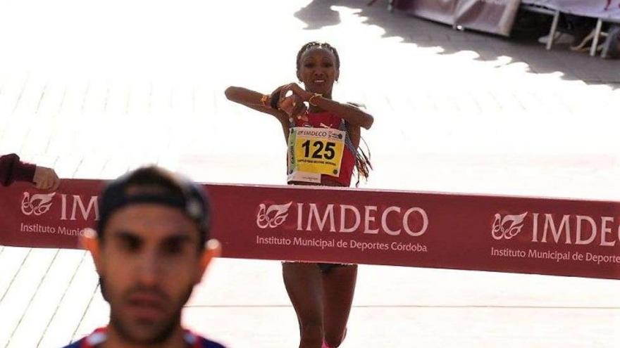 Yumileydis Mestre cruzó la meta en primer lugar pero la atleta tuvo que ser descalificada de la carrera en aplicación del reglamento. (Chencho Martínez/ Diario de Córdoba)
