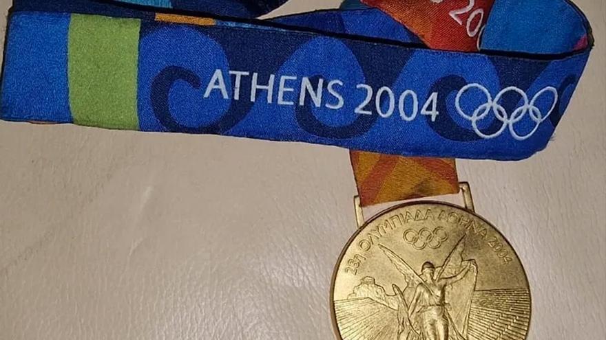 El coleccionista español también vendió una medalla de oro de un pelotero conquistada en Atenas (2004). (eBay)